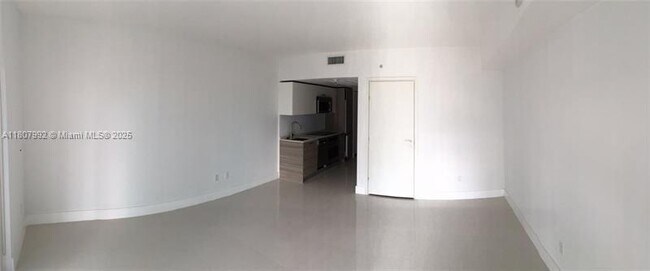 Building Photo - 1300 Brickell Bay Dr
