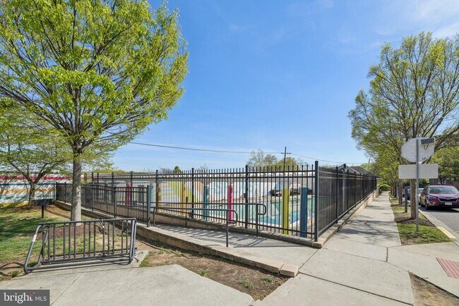 Building Photo - 5627 45th Ave