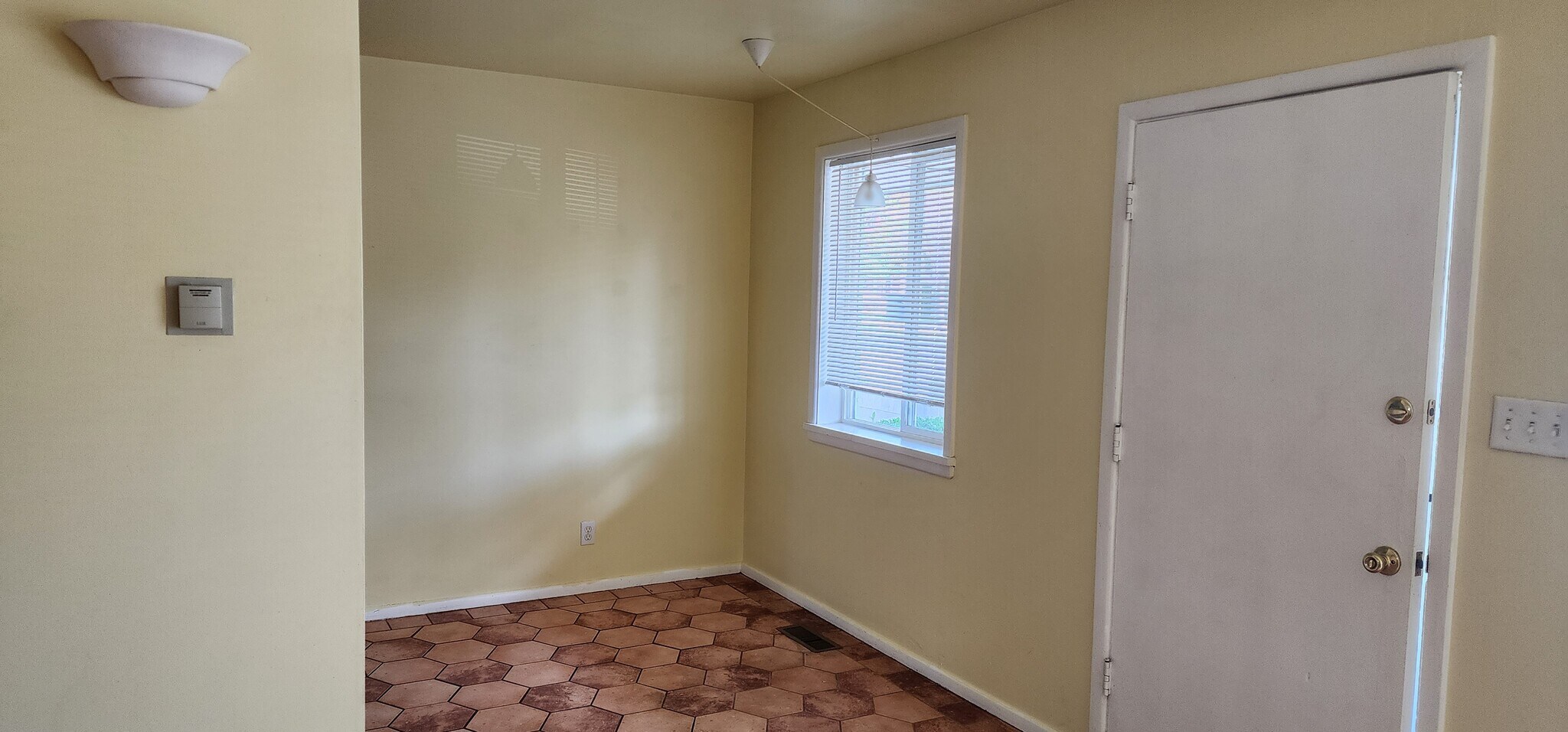 Living Room - 907 E Laird Ave