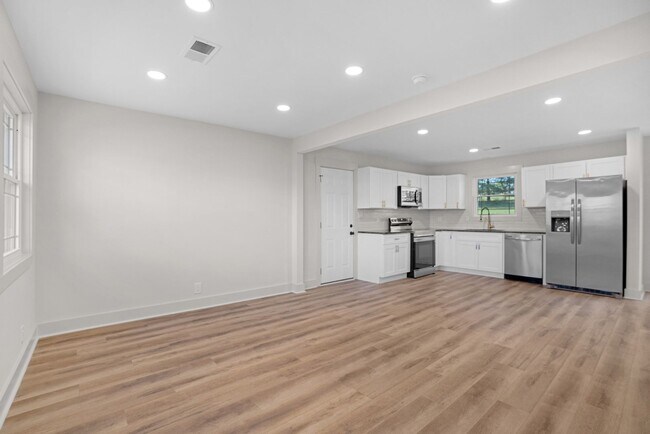 Building Photo - Beautiful Renovated 3 Bedroom Home For Ren...