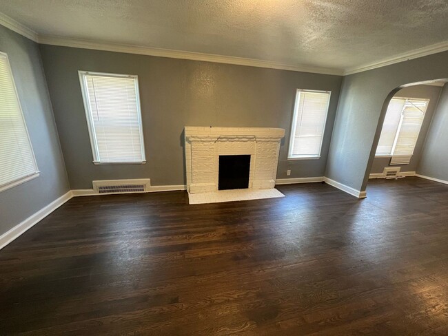 Building Photo - Adorable 3/1 home in KCMO!