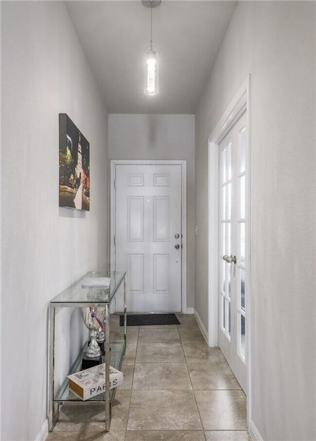 Building Photo - Spacious & Beautiful 3/BR 2/BA Home with E...