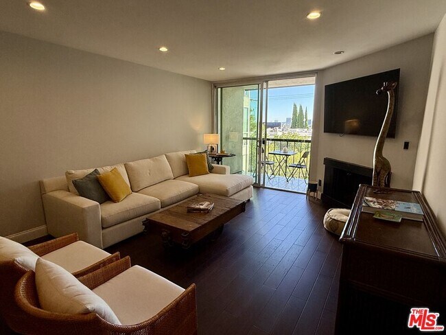 Building Photo - 8530 Holloway Dr