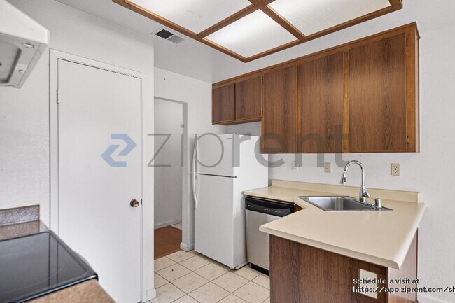 Building Photo - 2547 Easton Ln