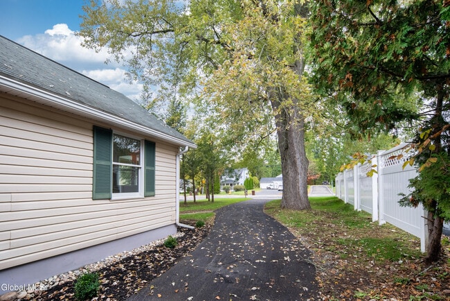 Building Photo - 644 Delaware Ave