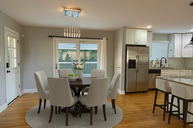 Building Photo - 5 Bedrooms 3 Bathrooms! Parking! Pets Welc...