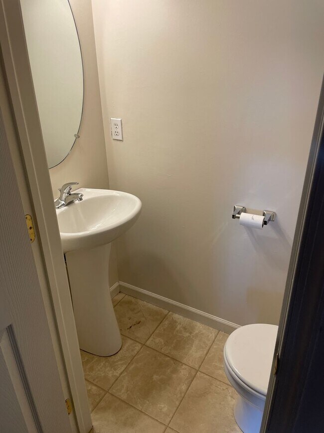 Building Photo - 3 Bed 3 Bathroom Townhouse In Marietta