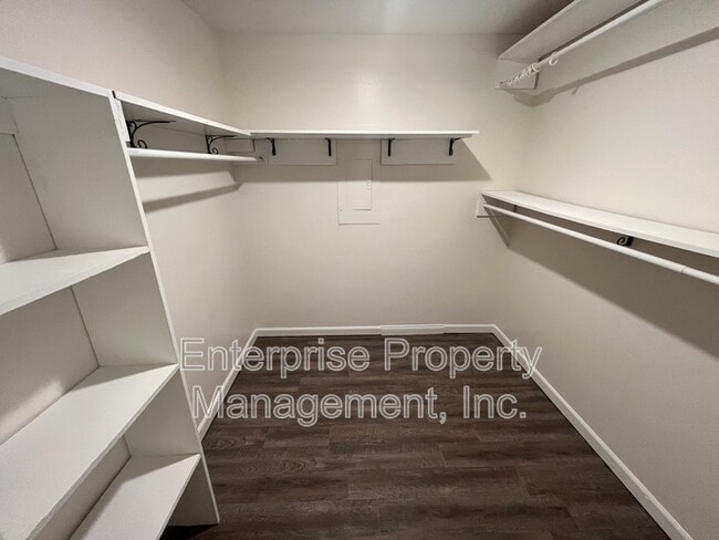 Building Photo - 9161 Gainsborough Dr