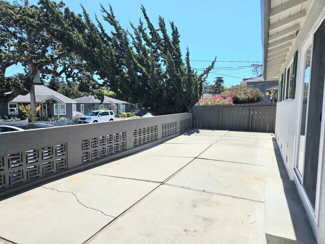 Building Photo - 910 Academy Ave