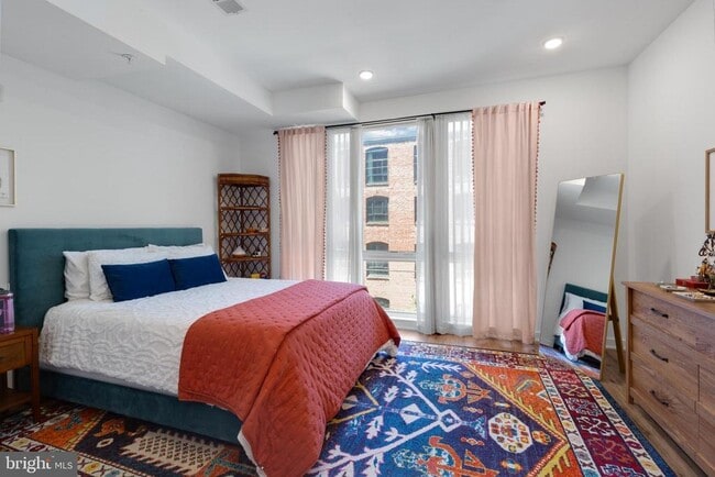 Building Photo - 304 Master St