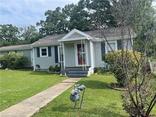 Primary Photo - Charming 3 Bed 2 Bath House