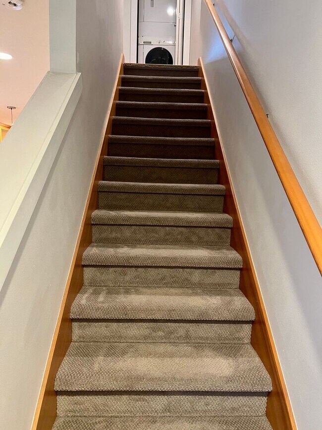 Building Photo - Available 1/0! Cozy townhouse in the Mt Baker neighborhood.