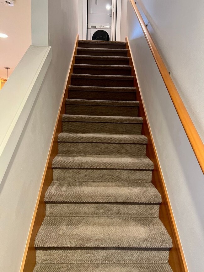 Building Photo - Available 1/1! Cozy townhouse in the Mt Ba...