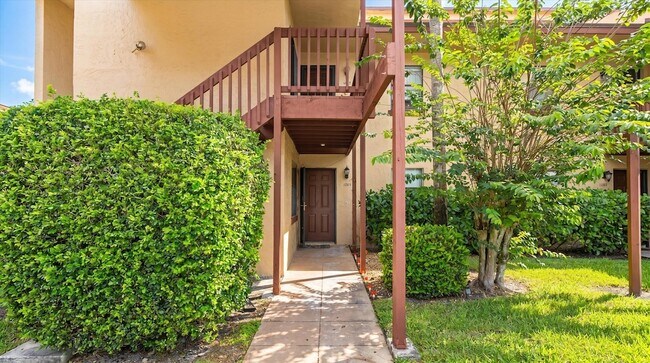 Building Photo - 1303 Lakeview Dr E