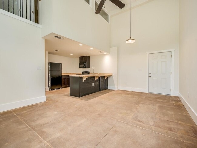 Building Photo - 110 S Main St