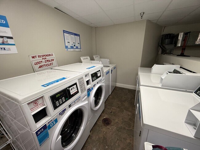 Building Photo - FULLY FURNISHED - Move in ready 1 bed & 1 ...