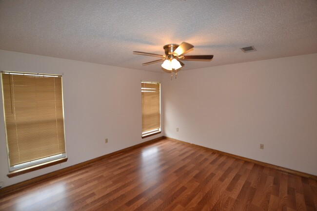 Building Photo - Newly updated 4 bedroom, 2 bath home in Me...