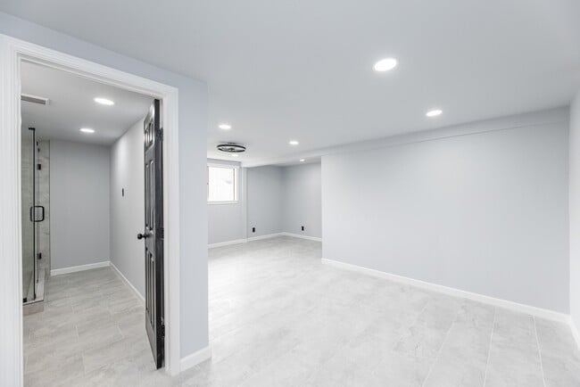 Building Photo - 1109 E Columbia Ln