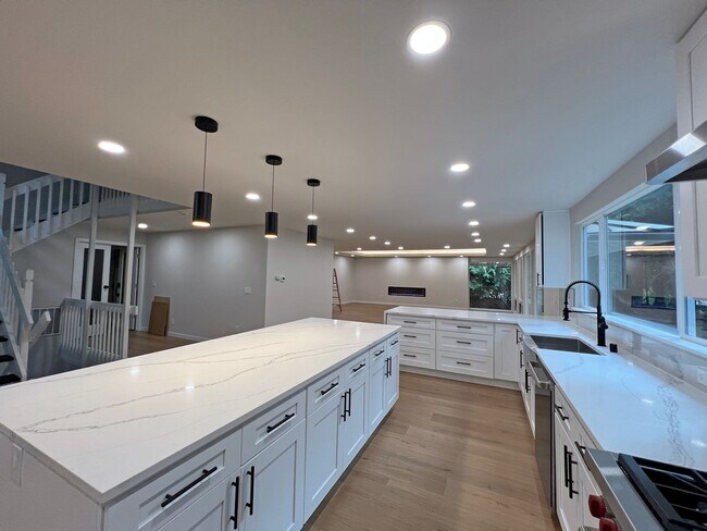 Building Photo - Freshly Remodeled 5BR Home in Prime Bellevue Enatai