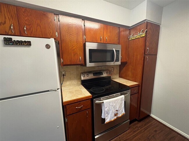 Building Photo - 2822 S Bartell Dr