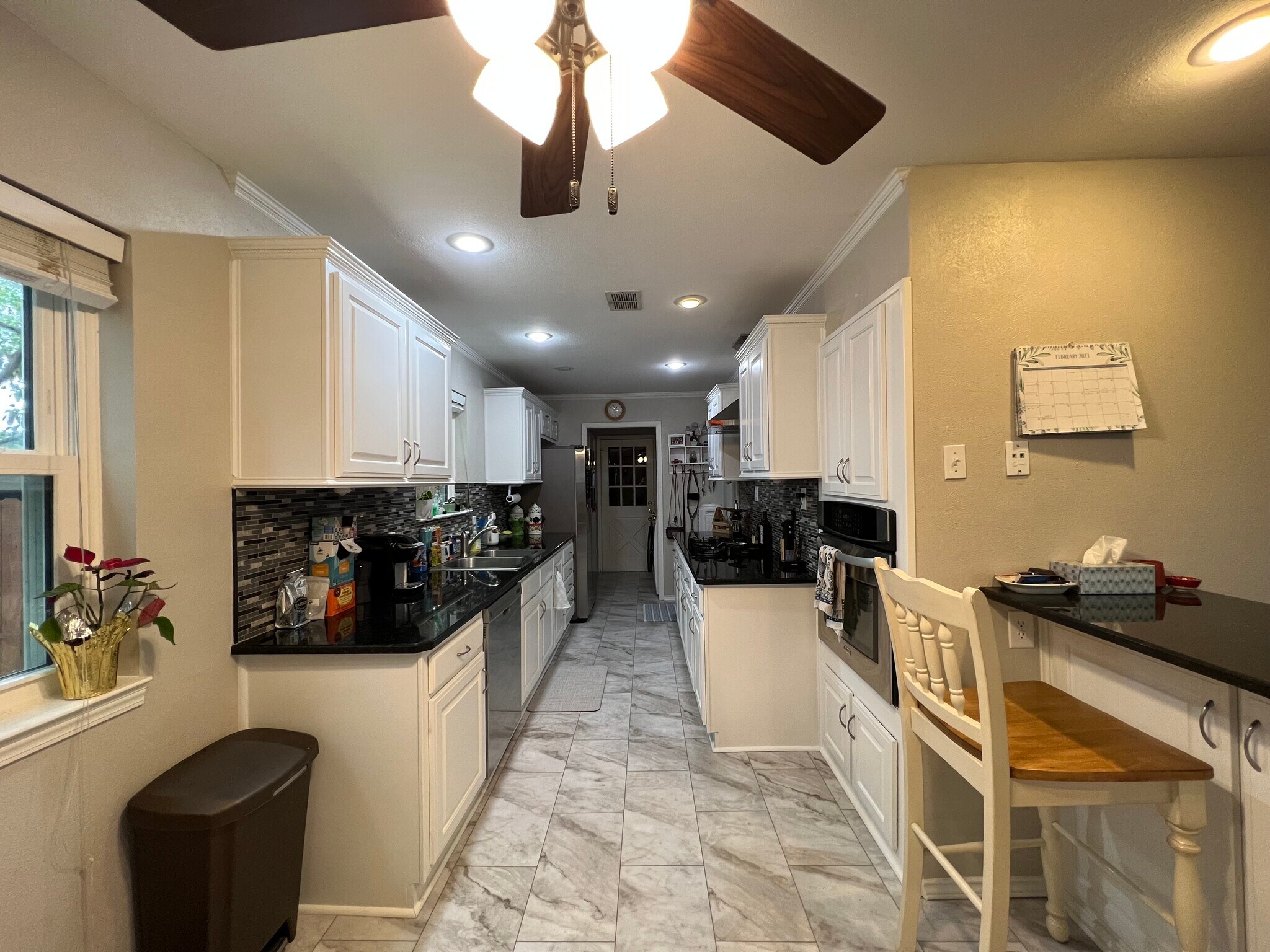 Alley kitchen with breakfast bar - 3920 Sanguinet St