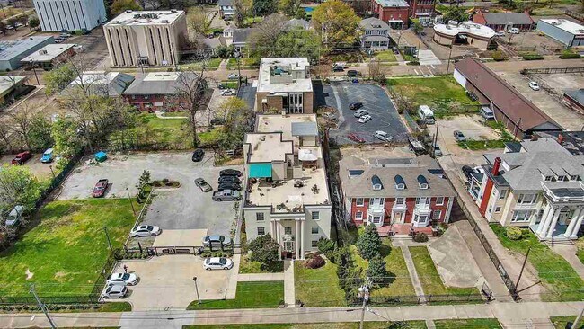 Building Photo - 721 N State St
