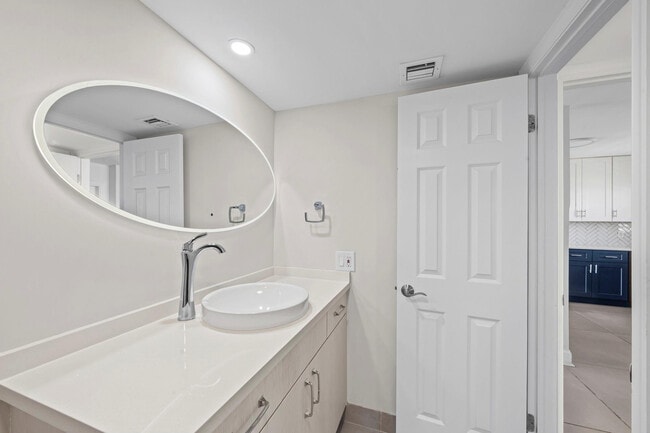 Building Photo - 3051 NE 48th St