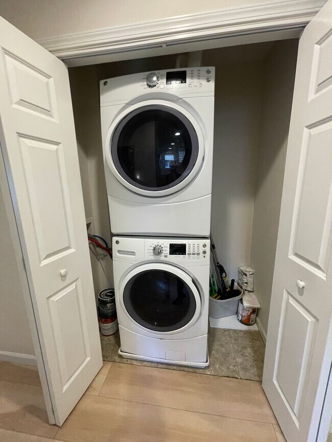 Building Photo - Fully Furnished 3 Bedroom/2 Bathroom