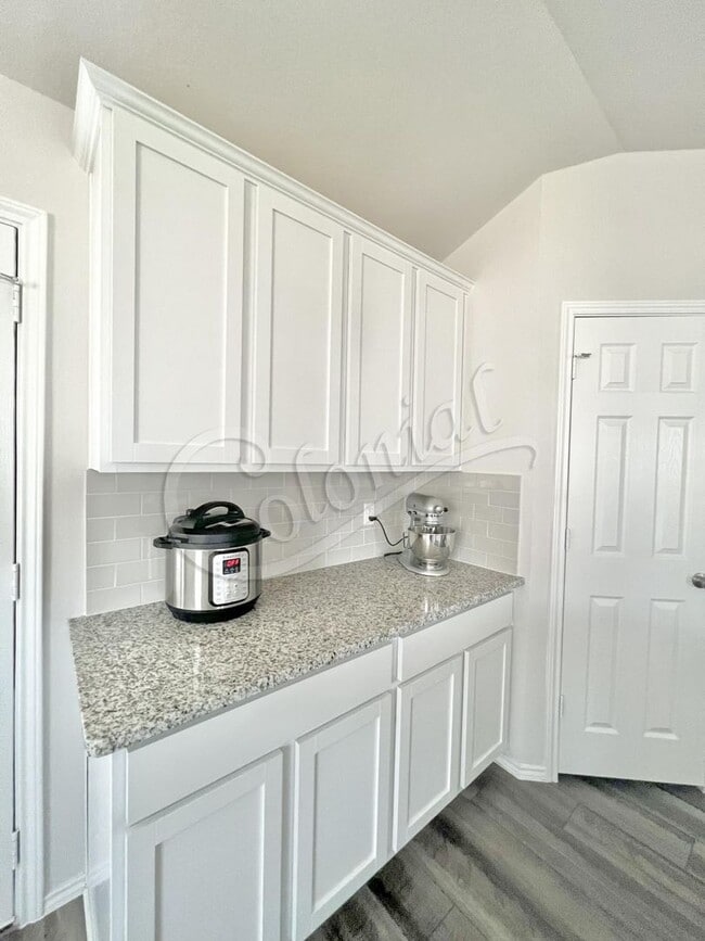 Building Photo - AVAILABLE BEGINNING OF MAY, APPLY TODAY ON OUR WEBSITE!