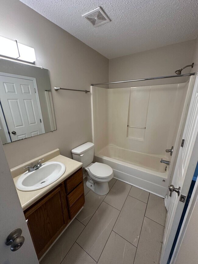 Building Photo - 216 S Mulberry St