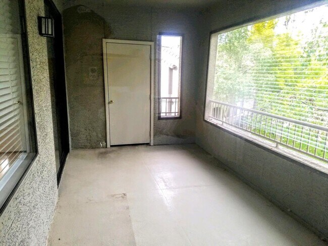 Building Photo - 15252 N 100th St