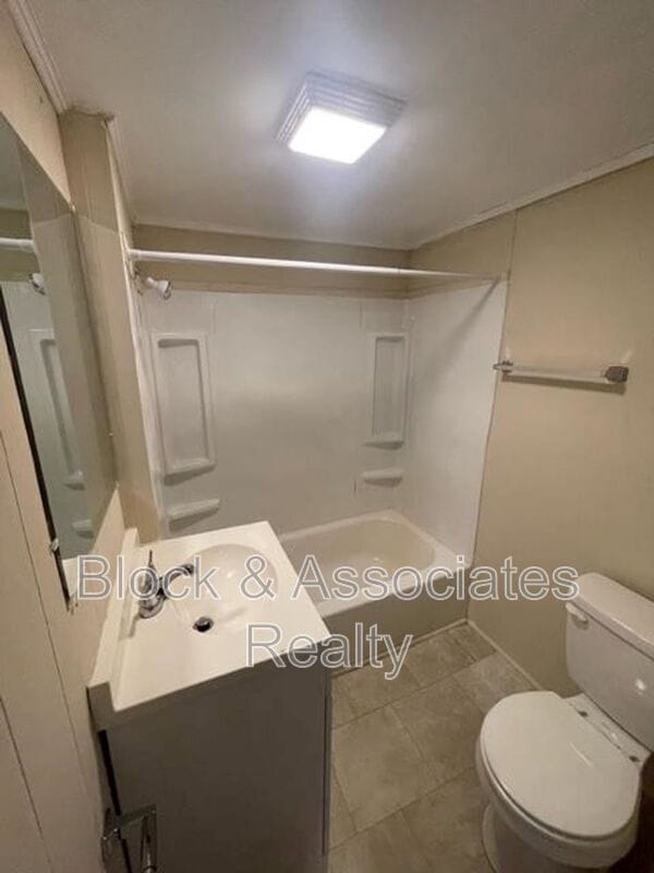 Building Photo - 226 E Pritchard St