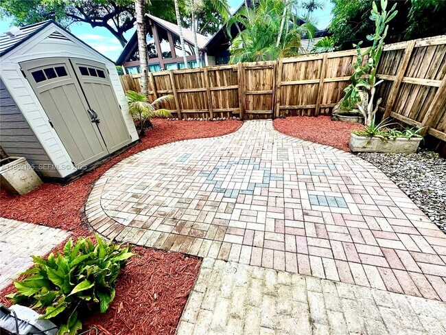 Building Photo - 497 N University Dr