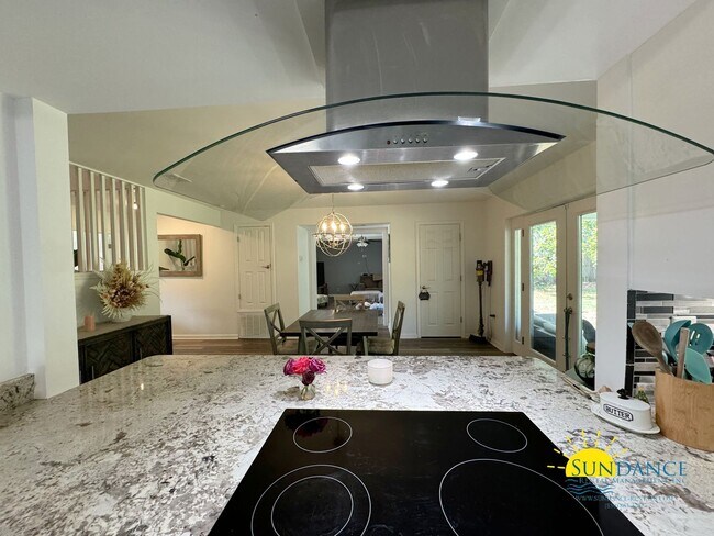 Building Photo - Stunning 3 Bedroom Home near Hurlburt Fiel...