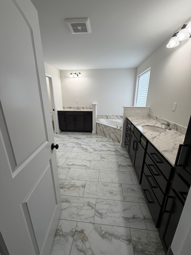 Building Photo - 156 Far Meadow Dr