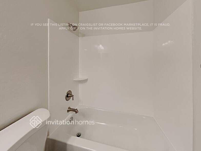 Building Photo - 552 S 167th Ln