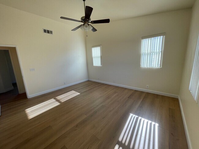 Building Photo - Apple Valley Home in The Vineyards- 3 Bedrooms, 2 Bathrooms, 2 Car Garage, New Flooring