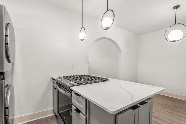 Building Photo - One Bedroom Boutique Apartment in the Plaza