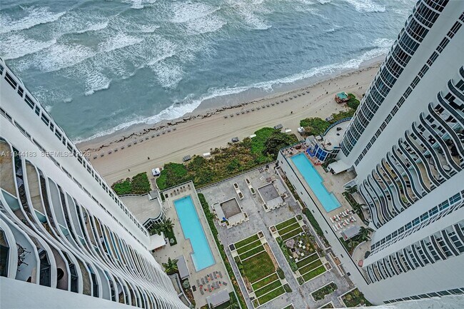 Building Photo - 15901 Collins Ave