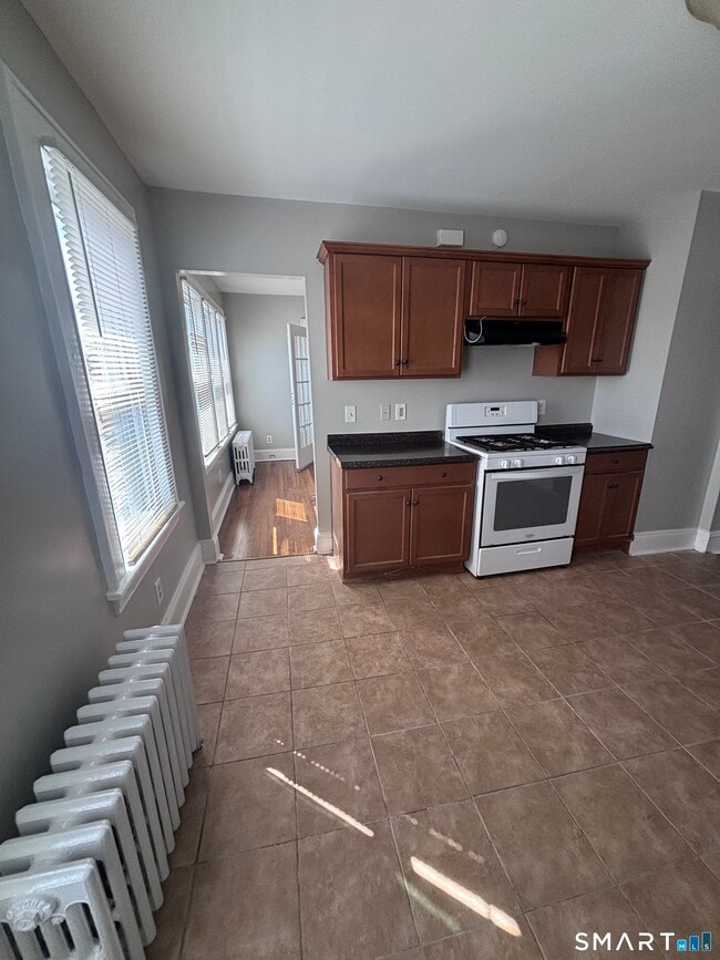 Building Photo - 624 Bishop Ave