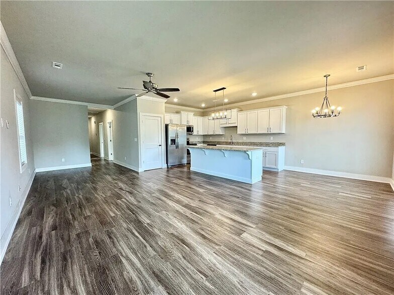 Building Photo - 837 NE Heights Ln