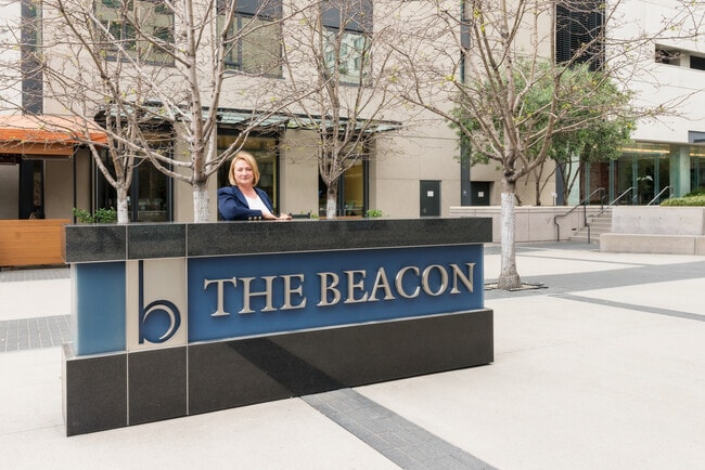 Building Photo - 250 King St