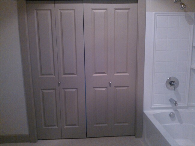 Building Photo - Bright Top-Floor Condo in the Heart of the...