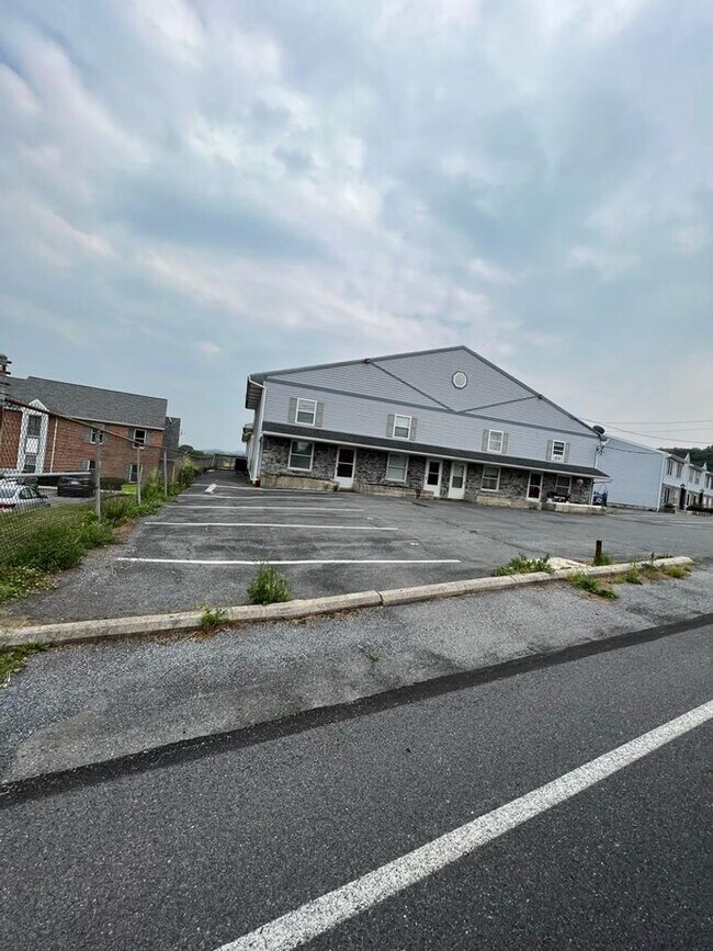 Building Photo - 2-Story, One Bedroom Loft Townhome AVAILABLE JUNE 2026 - Wernersville, PA