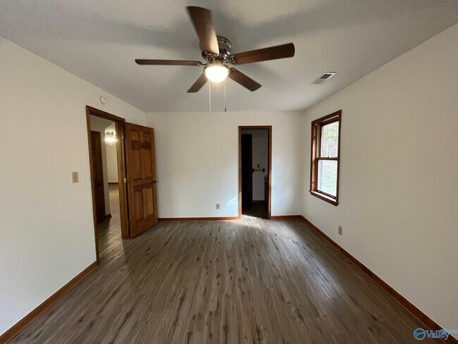 Building Photo - 2122 Indian Hills Rd NE