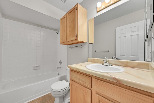 Building Photo - $1,850.00, 2 bed, 2 bath, located in Color...