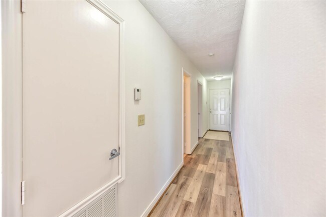 Building Photo - 445 Carolcrest Ln