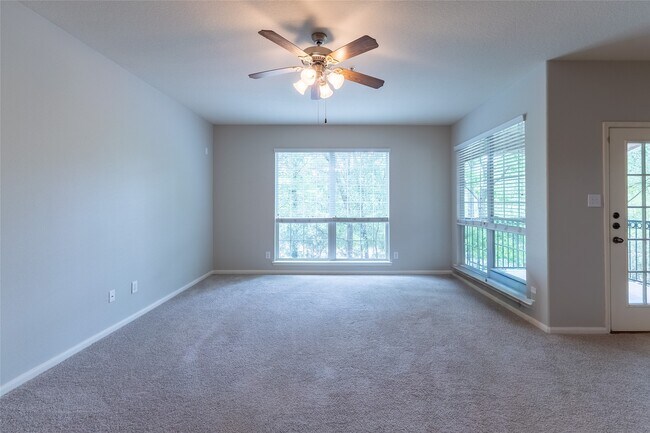 Building Photo - 6607 Lake Woodlands Dr