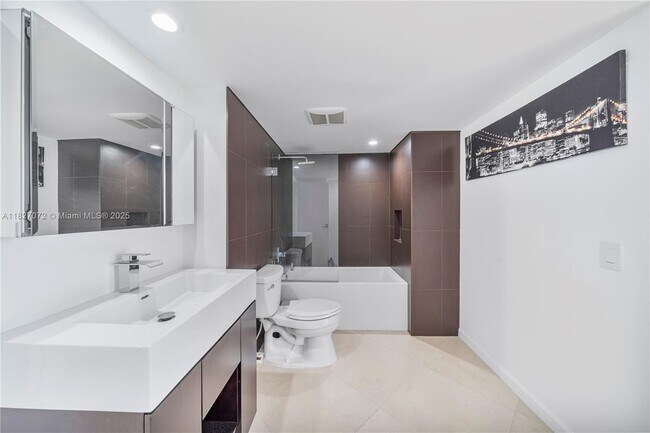 Building Photo - 3675 N Country Club Dr