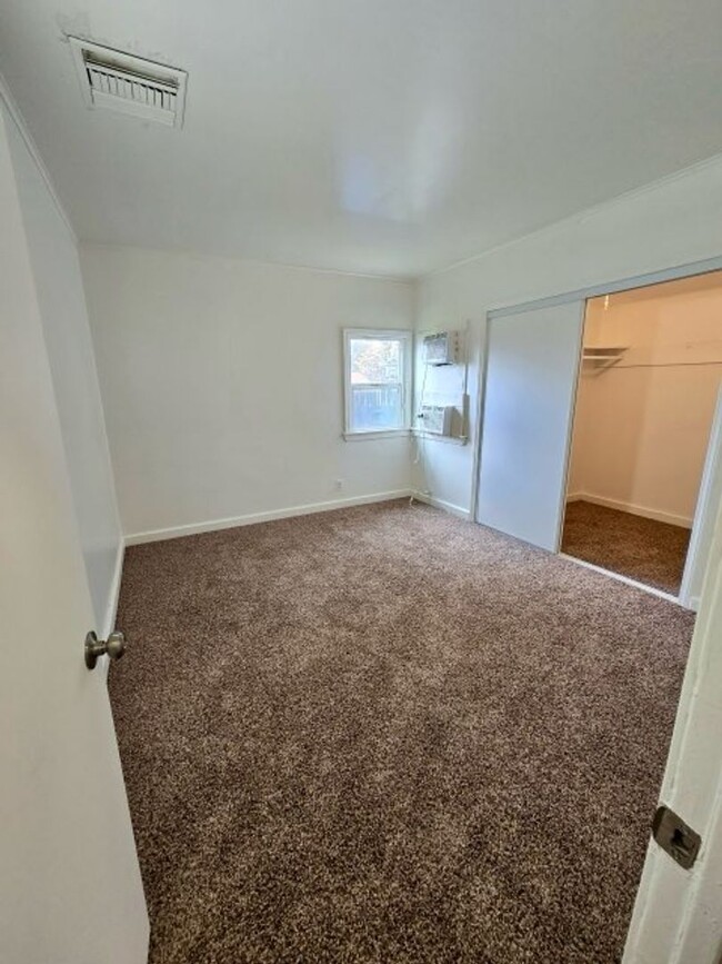 Building Photo - 3 Bedroom, 1 1/2 Bath Remodeled House for ...